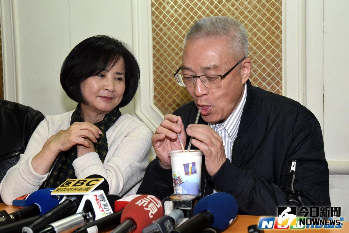 ▲吳敦義、蔡令怡吃著西門町的老牌燉肉飯，歡度結婚周年。（圖／記者林柏年攝，2017.3.27）