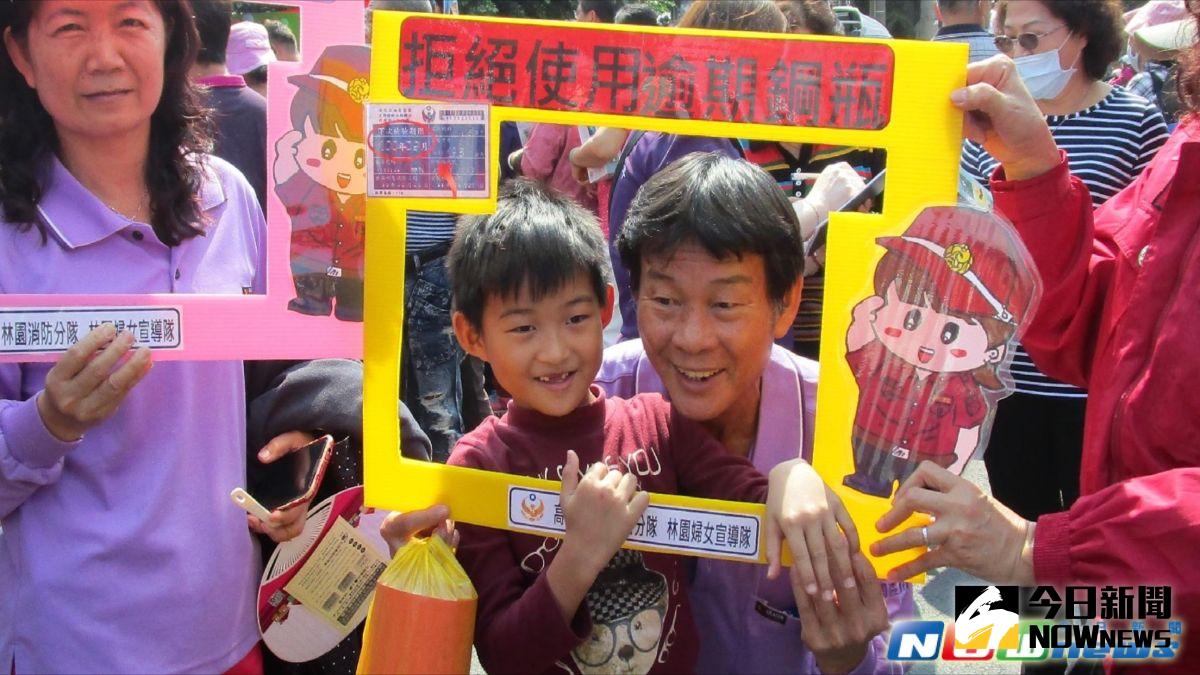 ▲高市消防局林園分隊也利用此盛大場合，結合婦女宣導隊及義消擴大舉辦防火宣導，以遊戲方式寓教於樂，使民眾推廣在地蔬食的同時習得居家防火知識。（圖／記者宋德威翻攝，2017.3.6）