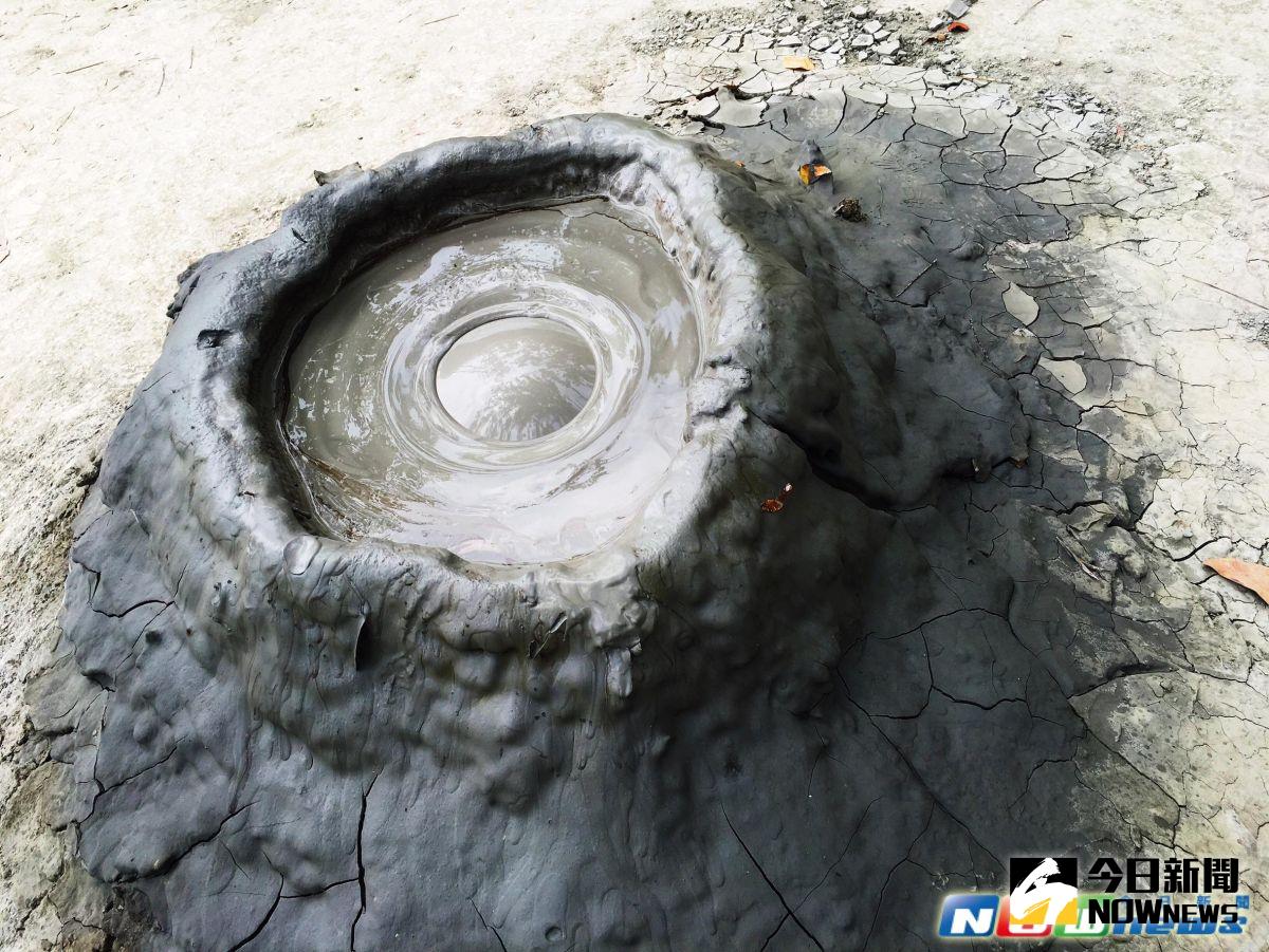 ▲燕巢泥火山在清朝時代早有紀錄，記載從地底流出灰色泥漿，泥口常有沼氣，地表噴泥經日曬後龜裂成各種奇形怪狀，景觀非常奇特。（圖／翻攝自網路）