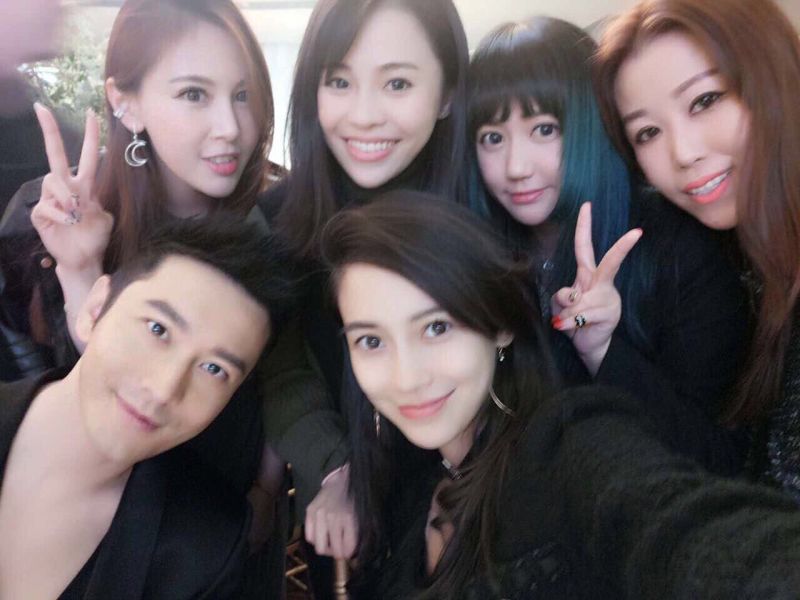 ▲Angelababy（右下）與老公黃曉明（左下）一同出席朋友聚會，Angelababy超美素顏讓人驚豔。（圖／翻攝自新浪娛樂，2017.03.16）