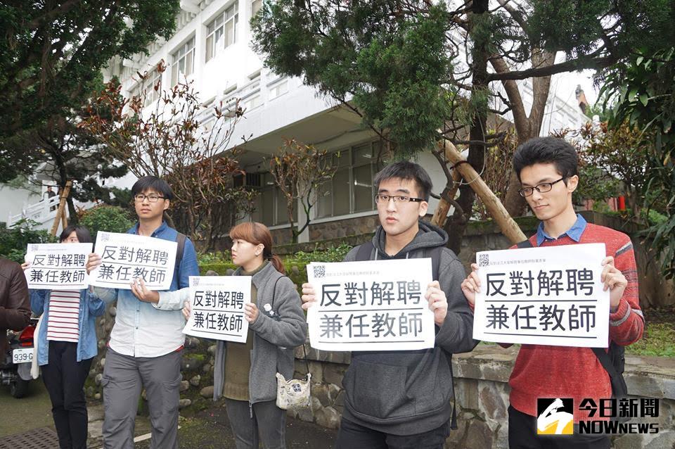 ▲淡江學生發起「反對淡江大量解聘兼任教師聯署」活動。（圖／淡江學生聲援兼任教師行動小組提供）