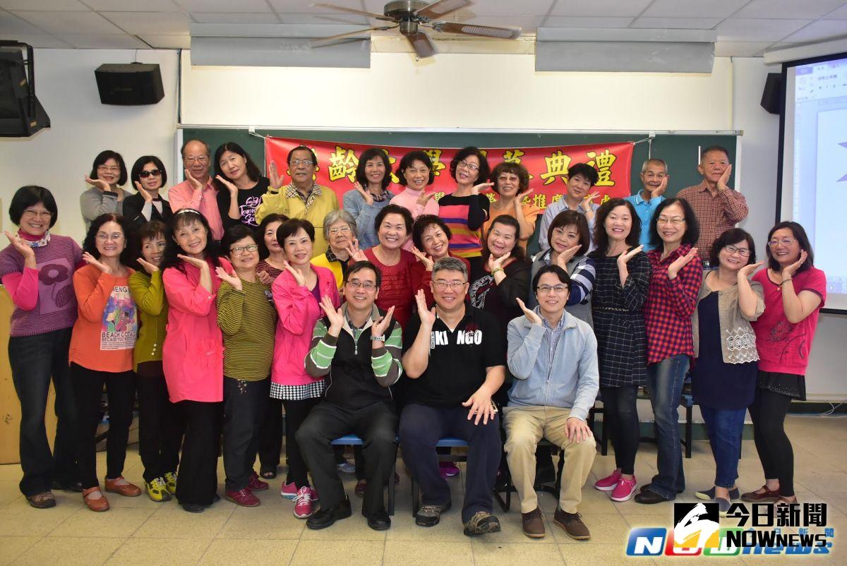 ▲樂齡大學熱忱歡迎每位樂齡同學，在溫馨熱鬧之氣氛中共計有三十三名學員，年紀最長者為八十歲，學員來自教育界及各產業退休人員。（圖／台東大學提供，2017 .03 .06）