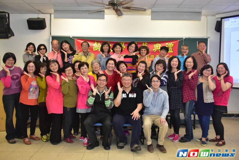 ▲樂齡大學熱忱歡迎每位樂齡同學，在溫馨熱鬧之氣氛中共計有三十三名學員，年紀最長者為八十歲，學員來自教育界及各產業退休人員。（圖／台東大學提供，2017 .03 .06）