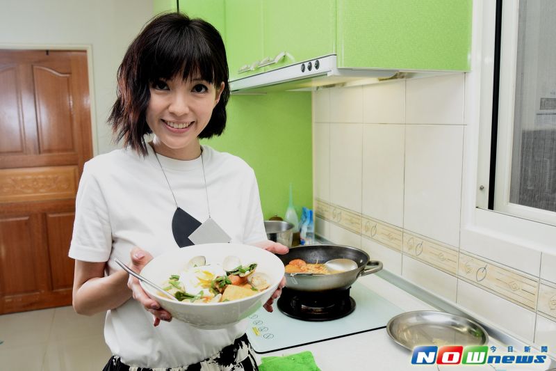 ▲郭美美大秀廚藝煮叻沙 。（圖／記者林柏年攝，2017.3.13）