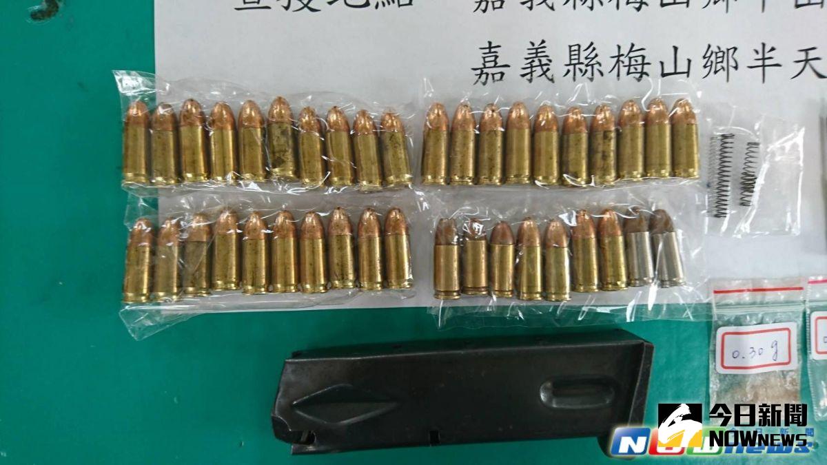 ▲嘉義縣竹崎警分局查緝毒品，逮獲嫌犯後意外起出制式90手槍子彈39發及二級毒品安非他命等違禁物品。（圖／嘉義縣竹崎警分局提供,2017.3.18）