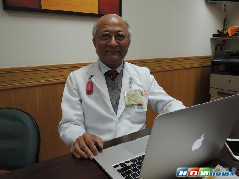 ▲彰化醫院放射腫瘤中心主任賴易成發表「茄紅素對人類乳癌細胞株具有放射增敏之效果」的研究，番茄炒蛋攝取的茄紅素比生吃番茄來得多。（圖／記者陳雅芳攝，2017.3.13）