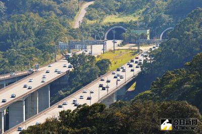 春節連假倒數2天，13日白天高速公路開始出現返鄉車潮，除了國道5號雪隧外，多數路段大致順暢。中央社記者孫仲達攝　105年2月13日