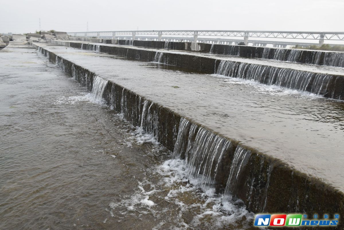 ▲中山高中沙大橋下潛偃階梯溪水清澈罕見。（圖／記者郭春輝攝，2017.03.29）