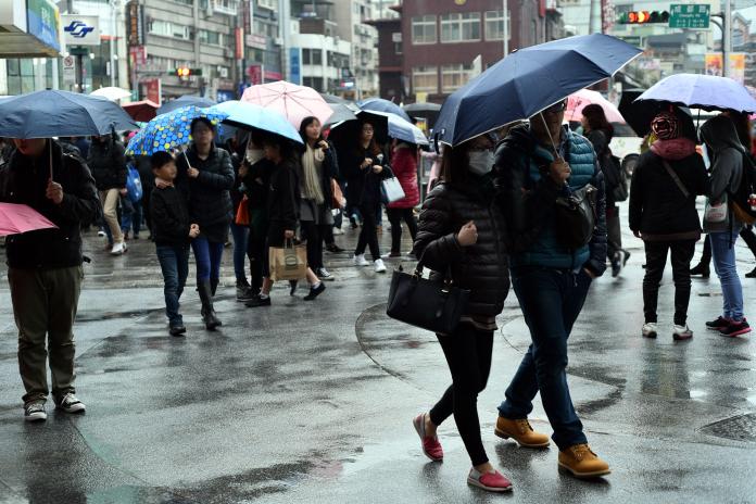 ▲今天全台有雨，提醒民眾出門記得攜帶雨具。（圖／NOWnews資料照）
