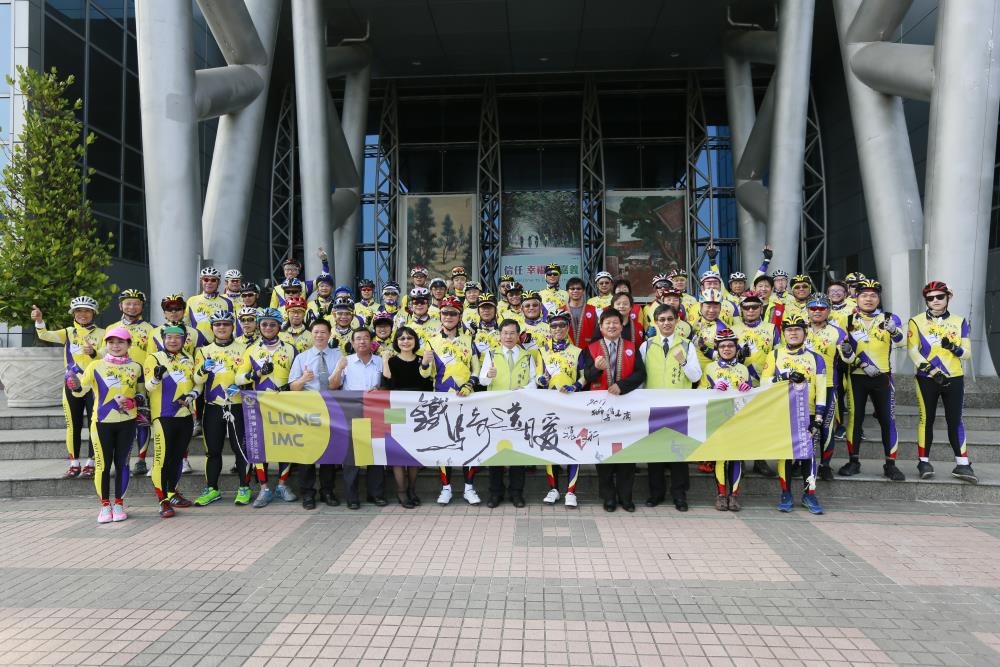 涂市長與愛心鐵馬騎士們熱血合影。〔圖／記者吳晉輝翻攝2017.03.21〕
