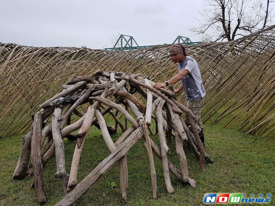 ▲李蕢至說漣漪的中心點是以「海」邊撿拾的漂流木組成。（圖／記者李清貴攝,2017.3.20）