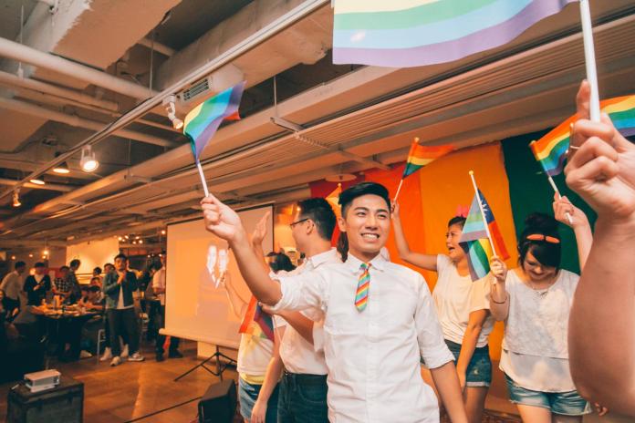 ▲夏立民（中）直言：「當前的制度讓相愛的人無法獲得公平的權利。」（圖／翻攝自夏立民臉書，2017.03.20）