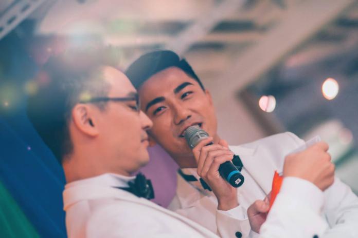 ▲夏立民（右）拿著有市長蓋章的結婚證書申請婚假卻碰壁。（圖／翻攝自夏立民臉書，2017.03.20）