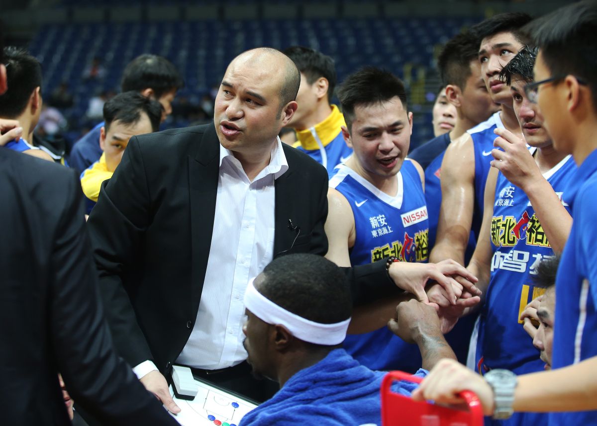 ▲裕隆教練魏永泰（中）對球隊近況深具信心。（圖／籃協資料照／籃協提供）