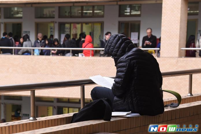 ▲ 106年學測於20日開始，考生們進試場前在寒風中溫習。（記者陳明安攝，2017.1.20）