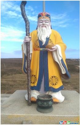 ▲14日將土地公重新油漆彩繪，在師傅巧手下土地公更顯莊嚴。（圖／記者鄧至傑攝）