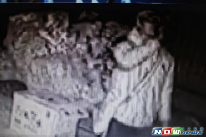 ▲三義木雕工作室遭竊，雅賊邊偷搬喝礦泉水好愜意。（圖／記者黃進恭翻攝，2017.3.16）