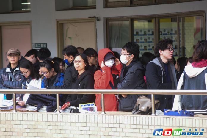 ▲106年學測於1月20日、21日登場，恰巧碰上冷氣團來襲不少考生冒著寒風應試。（圖／記者陳明安攝,20170120）