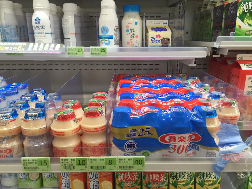 ▲奧客無極限，竟將整排養樂多給拆開。（圖／翻攝自爆廢公社）