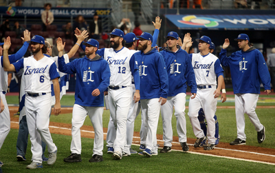 2017年世界棒球經典賽，9日在首爾舉行的A組分區預賽，以色列午間4比2擊敗荷蘭，3戰全勝拿下分組第一，而荷蘭2勝1敗，兩隊雙雙晉級。圖為以色列選手賽後擊掌致意。中央社記者張新偉首爾攝　106年3月9日