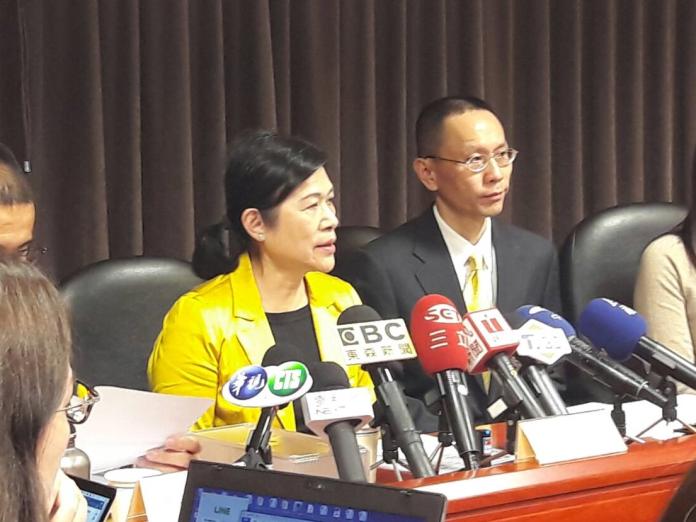 ▲台紙日前爆發經營權之爭，台紙總經理余美玲、董事許良宇等人2月12日召開記者會表示，簡鴻文儼然為「簡皇帝」，為確保個人權位，可以將監察人「賜死」後又「復活」，董事會強烈譴責簡違反公司治理，嚴重擾亂證券金融市場秩序。（圖／台紙提供）