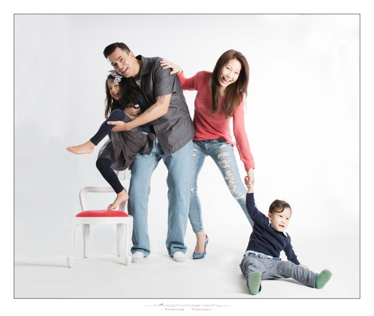 ▲丁寧（右二起）和美籍老公馬修三度「鬧出人命」，今宣布懷孕喜訊。（圖／齊石傳播提供，2017.03.08）