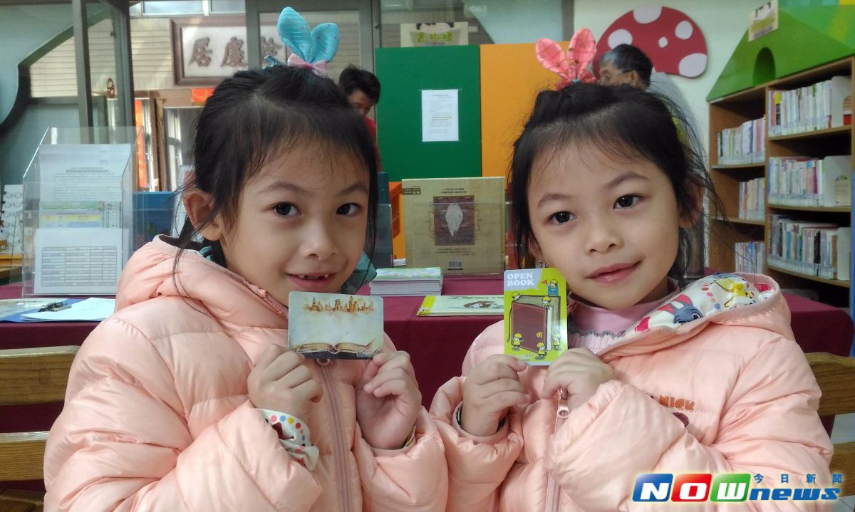 ▲小朋友開心的拿著屬於自己的第一張借書證，到圖書館借喜歡的書。（圖／記者陳志仁攝，2017.3.8）