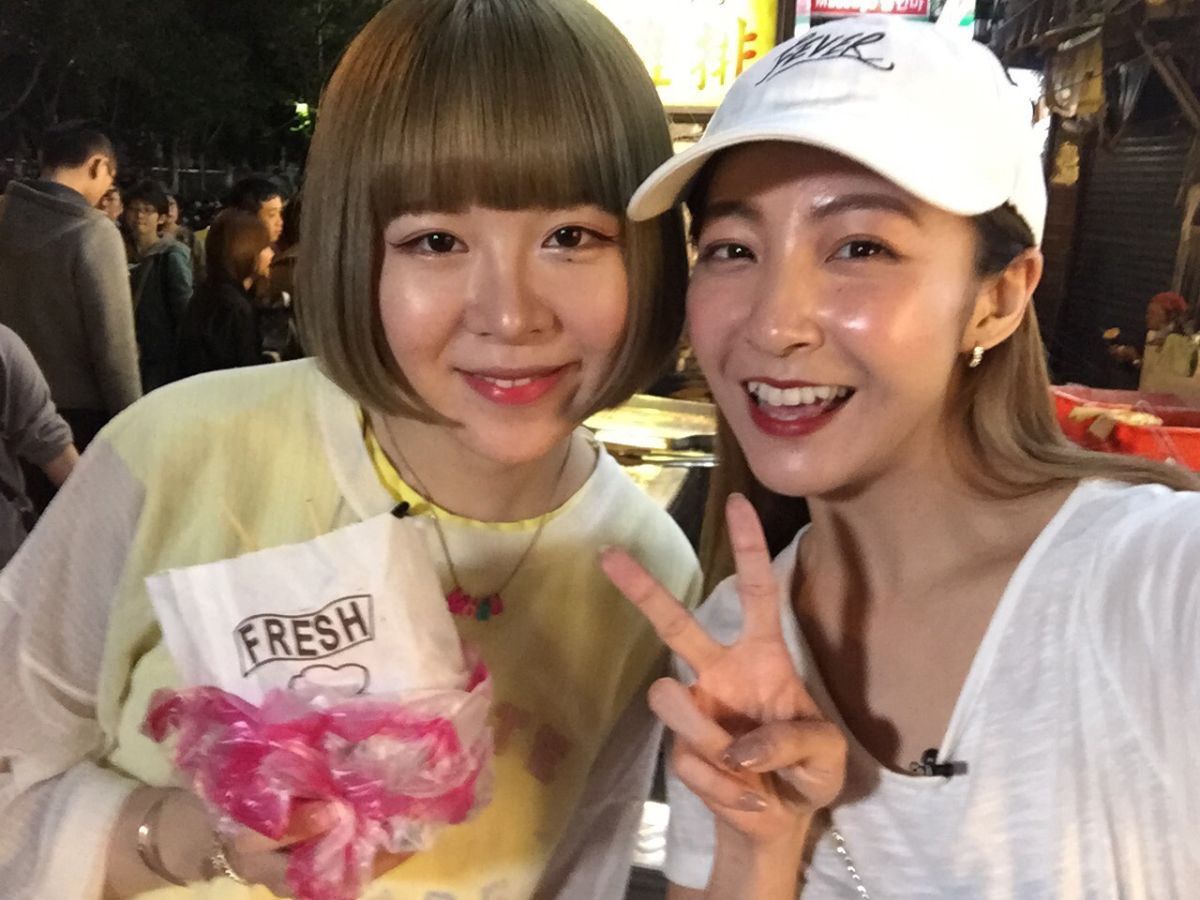 ▲徐菲（左）來台自由行，體驗台灣夜市文化。（圖／上行娛樂提供，2017.03.06）