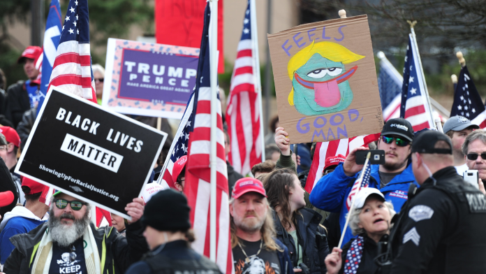 ▲川普支持者今\\(5日\\)走上街頭，以「美國精神」為名發起支持運動。（圖／達志影像／美聯社）