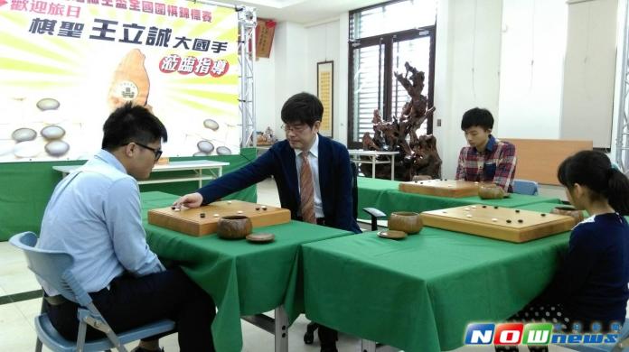 ▲旅日棋聖王立誠與3名雲嘉南地區學生代表對弈，各個神情專注，實況亦透過現場直播提供觀摩。（圖／記者 邱嘉琪攝）