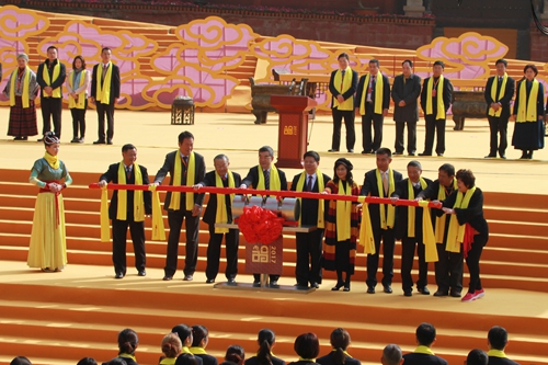 出席開幕式的領導及兩岸嘉賓推桿宣布活動開幕。