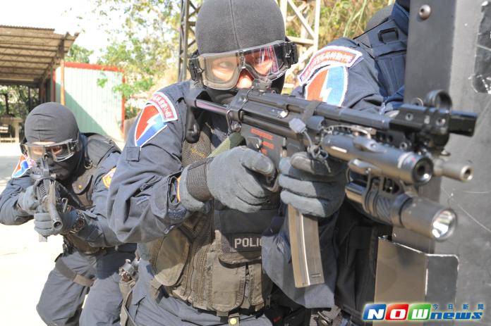 ▲為維護社會治安，高市警局定期實施反恐維安特殊警力訓練，項目有MP5衝鋒槍射擊、3發點放射擊，手槍左手\\(非慣用手\\)射擊、運動後射擊，對反暴力恐怖攻擊做好萬全準備。（圖／記者宋德威攝，2017.3.2）