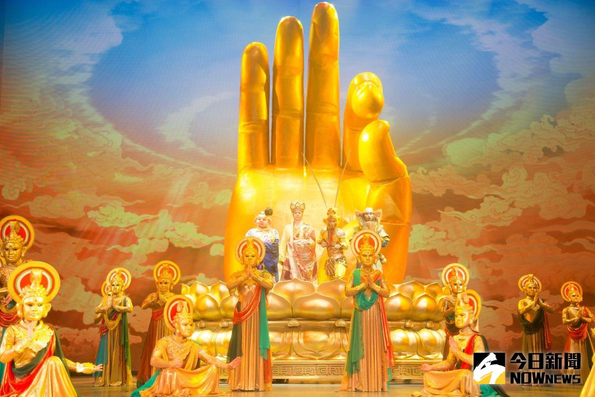 ▲佛教的守護神圍著15公尺、重達7噸的巨型佛手，是全劇相當景點的一幕。（圖／金沙城中心）