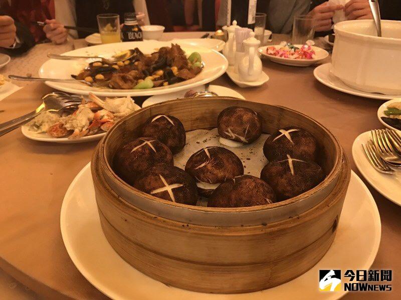 ▲喜宴出現蒸香菇，她咬了一口超驚喜。（圖／翻攝自Dcard）