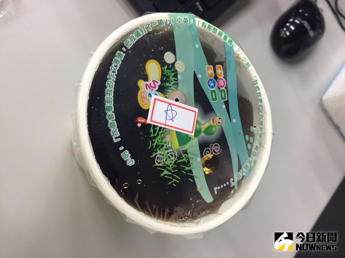 ▲無聊又難笑！飲料封膜爛笑話大賽。（圖／翻攝自網路）