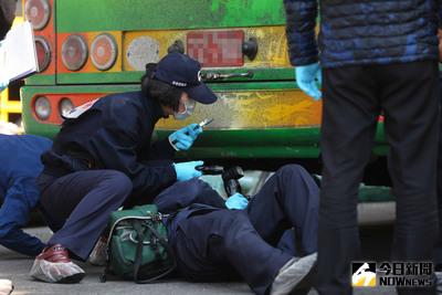 國道5號接國道3號南下路段13日晚間發生33死嚴重車禍。台灣士林地方法院檢察官14日上午前往交通部台灣區國道高速公路局木柵工務段勘驗肇事遊覽車車體。中央社記者游凱翔攝 106年2月14日