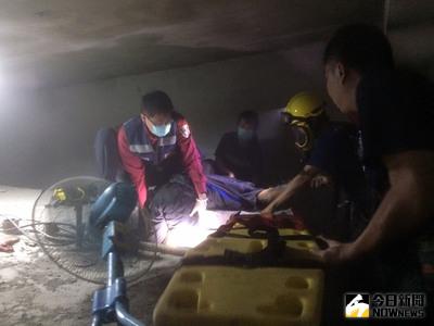 屏東枋寮火車站附近一處超市旁工地，17日下午發生3名工人在水槽內施作防水層塗漆作業時，疑似中毒送醫，3人生命徵象暫時穩定。圖為消防人員救援。（屏東消防局提供）中央社記者郭芷瑄傳真 106年3月17日