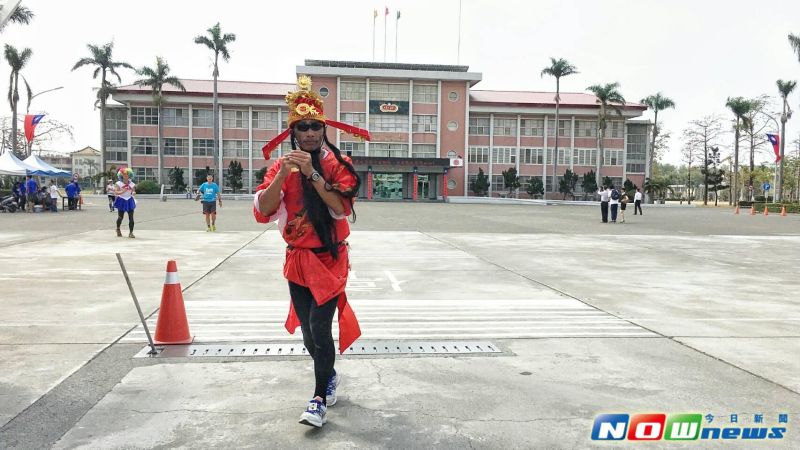 ▲參賽選手經過中正預校大門。（圖／記者宋德威攝，2017.3.19）