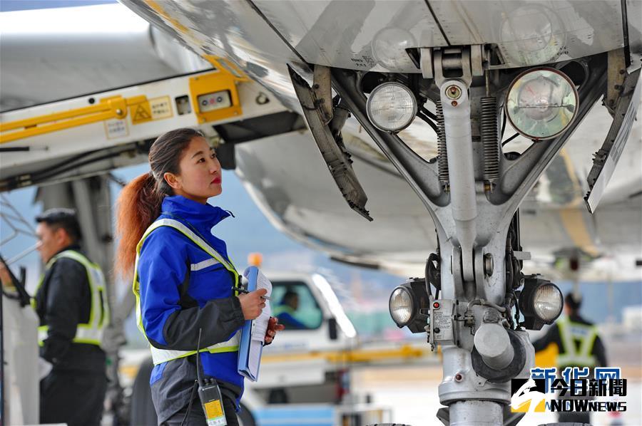 瑪麗亞繞機檢查。