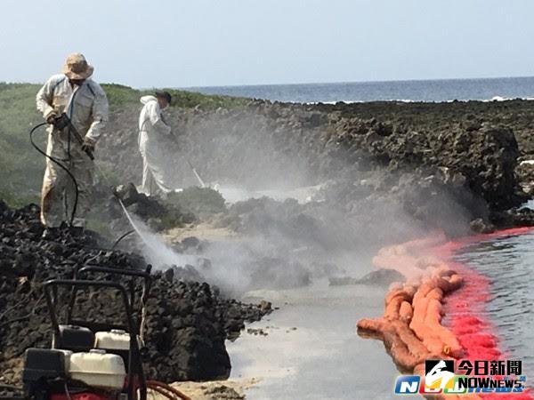 ▲為能完整清理礁岩區附著油污，人員須先以金屬湯匙及刮刀刮除焦油球，續以吸油棉吸附，最後再由高壓清洗機清洗，而為避免二次污染，清洗前需再佈設吸油棉索及附油球索等兩道防護，過程繁複。（圖／台東環保局提供，2017 .03 .14）