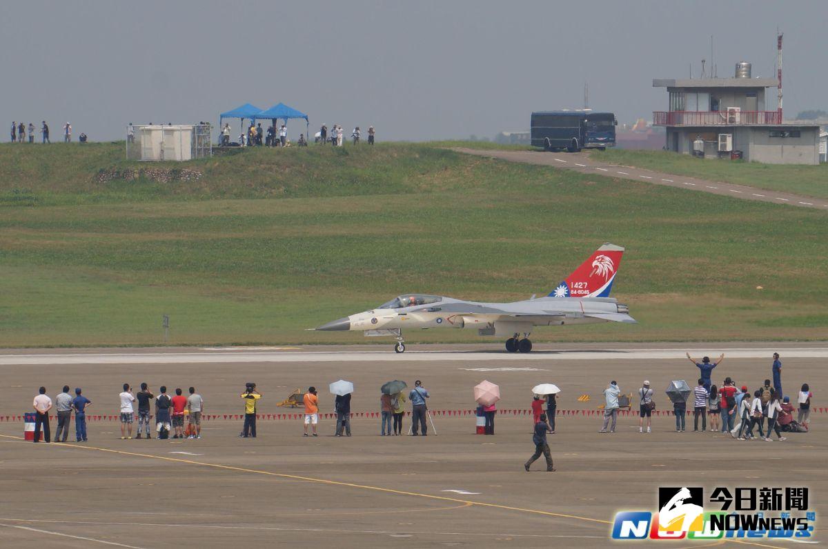 ▲清泉崗基地開放，經國號戰機在跑道滑行。（資料圖／記者呂炯昌攝影）
