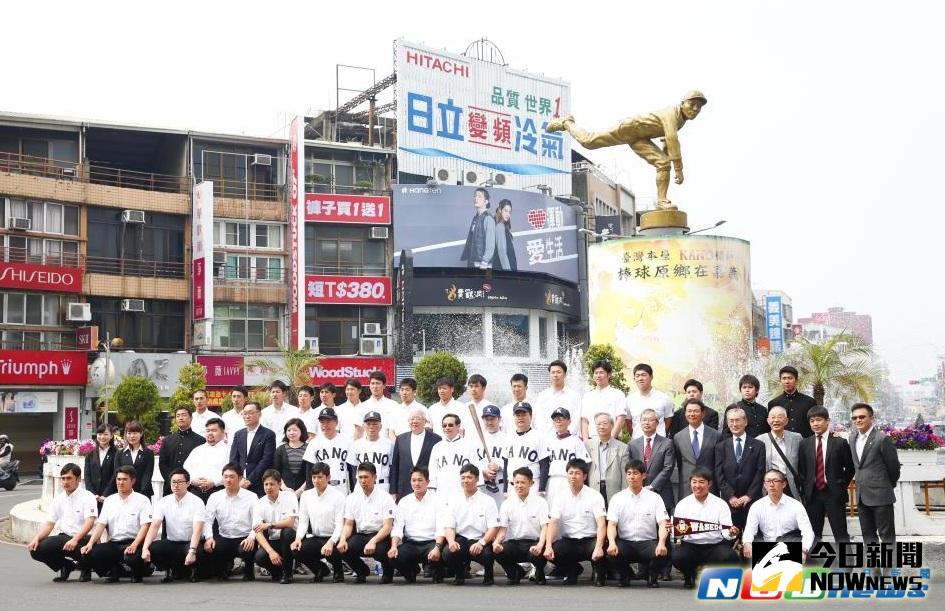 ▲早稻田大野球部成員來訪時，特別到嘉義市文化路噴水圓環，在涂醒哲市長等人的見證，與吳明捷「賢拜」雕像合影。（圖／記者陳伯合翻攝，2017.03.03)