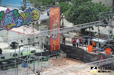 新北市八仙樂園27日晚間舉辦「彩虹趴」起火，導致助燃性粉塵爆炸，已有超過500為民眾在爆炸中受傷，圖為28日高處鳥瞰爆炸現場，火場調查人員勘查現場。中央社記者王飛華攝 104年6月28日