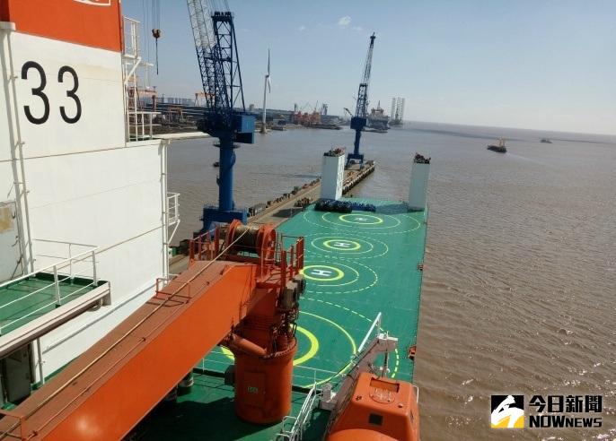 大陸首艘軍民兩用五萬噸級半潛船「振華33」號於3月14日，在江蘇啟動投入使用。