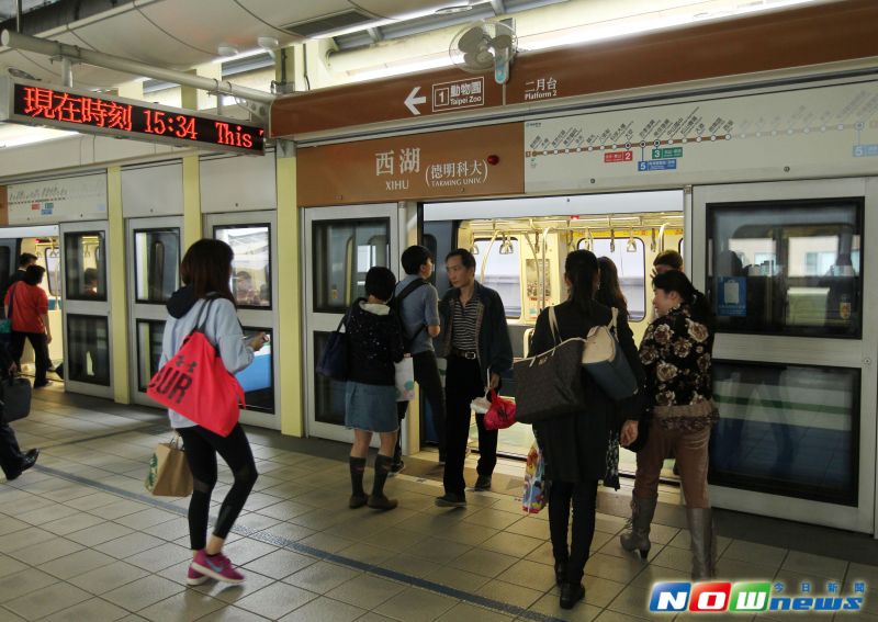▲台北捷運公司推出文湖線早鳥優惠，8月1日至10月31日期間，於平常日及補上班日上午7時至8時30分，持電子票證搭乘捷運，由文湖線西湖站或港墘站「出站」的旅客，享有單程票價4折優惠。圖為捷運西湖站。（圖／NOWnews攝影中心）