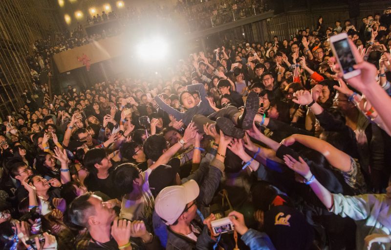 ▲盧凱彤參加B Festival音樂節，玩「人體衝浪」。（圖／Rockmui Ltd.提供，2017.03.21）