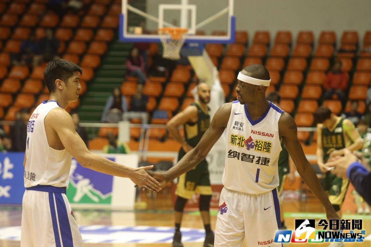 ▲裕隆洋將賀夫（圖右）與周柏臣有效捍衛裕隆禁區。（圖／記者葉政勳攝）