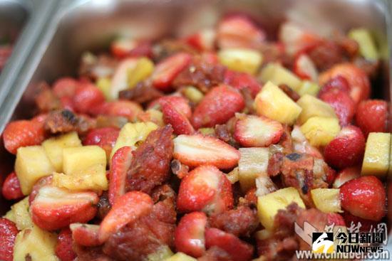 草莓鳳梨滑蛋飯。