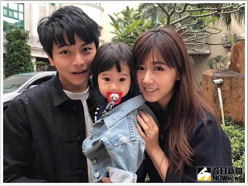 ▲方志友（右起）帶著愛女Mia，前往彰化探老公楊銘威的班。（圖／東森提供，2017.03.28）