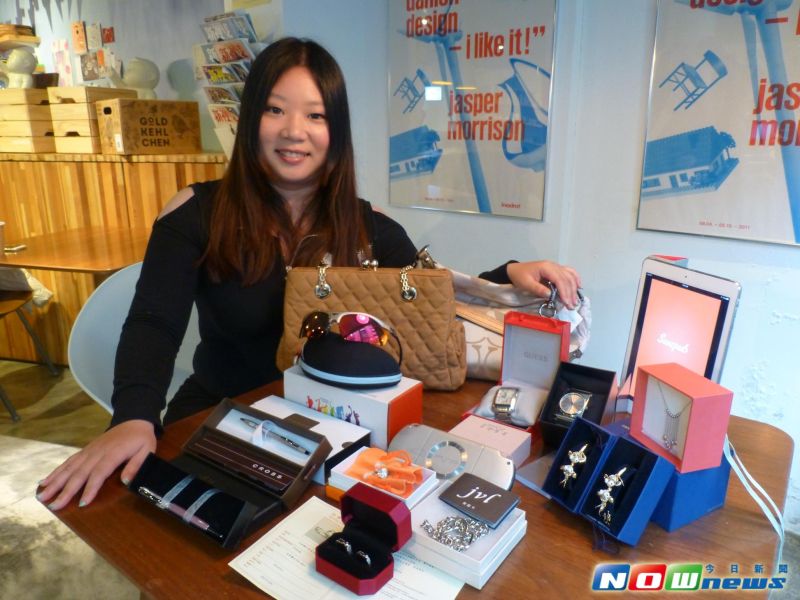 ▲咪醬透過Swapub App以物易物的方式換到結婚對戒，目前她已成功交換222次，包括名牌包包、手表、太陽眼鏡、項鍊、手鍊都是她的戰利品。（圖／記者許家禎攝，2017.3.16）